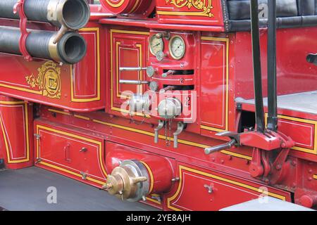 Les commandes de pompe sur un ravitailleur de pompiers Vintage, Banque D'Images