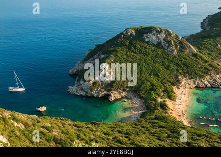 Plages jumelles avec un voilier sur l'île de Corfou en Grèce Banque D'Images