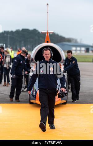 L'équipe d'ingénierie a poussé la voiture supersonique Bloodhound SSC lors de l'événement de lancement et d'essai à l'aéroport de Cornwall, Newquay, Royaume-Uni Banque D'Images