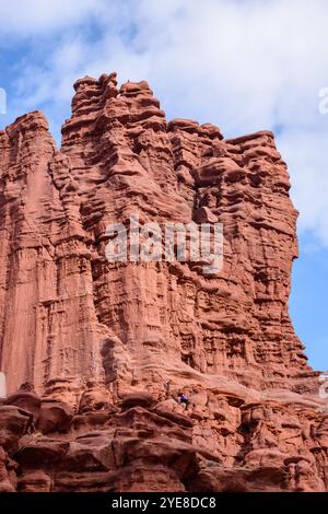 Grimpeurs escaladant les formations Red Rock dans Fisher Towers près de Moab, Utah Banque D'Images