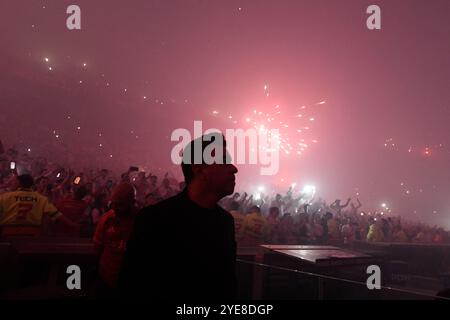 BUENOS AIRES, ARGENTINE - OCTOBRE 29 : le manager Marcelo Gallardo et les fans de River plate ont installé des fusées éclairantes et des pyrotechniques pendant la Copa CONMEBOL Libertad Banque D'Images