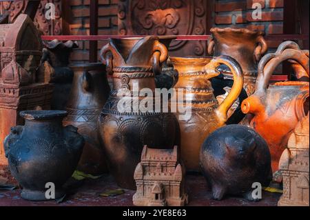 Pots en argile antique, vases et cruches dans un atelier de poterie au Vietnam en Asie Banque D'Images