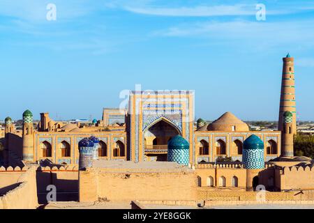 Vue surélevée de la Madrasah Muhammad Rahim Khan à Itchan Kala (centre-ville), la vieille ville historique de Khiva, . Khiva (XIVa, Xīveh) est une ville et di Banque D'Images