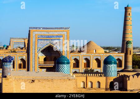 Vue surélevée de la Madrasah Muhammad Rahim Khan à Itchan Kala (centre-ville), la vieille ville historique de Khiva, . Khiva (XIVa, Xīveh) est une ville et di Banque D'Images