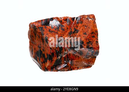 Obsidienne naturelle rugueuse en acajou sur fond blanc. Roche volcanique avec inclusions d'hématite ou de magnétite. (mise au point sélective) Banque D'Images