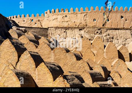 Murs crénelés et tombes à (centre-ville) Itchan Kala, Khiva. Khiva (XIVa, Xīveh) est une ville et un district de la région de Khorazm, Ouzbékistan. La ville était Banque D'Images