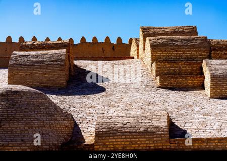 Murs crénelés et tombes à (centre-ville) Itchan Kala, Khiva. Khiva (XIVa, Xīveh) est une ville et un district de la région de Khorazm, Ouzbékistan. La ville était Banque D'Images