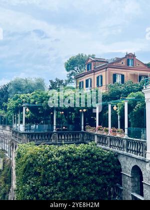 Ravello sur la côte amalfitaine, Italie. 05 octobre 2024. vue sur les maisons dans les jardins verdoyants entourés de citronniers. Banque D'Images