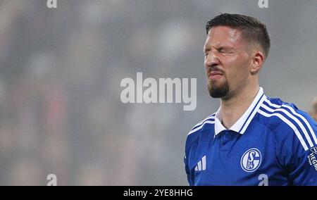 Augsbourg, Allemagne. 29 octobre 2024. Janik Bachmann de Schalke réagit lors de leur match de football de la DFB German Cup entre le FC Augsburg et le Schalke 04 au WWM Arena Stadion . Crédit : Davide Elias / Alamy Live News Banque D'Images