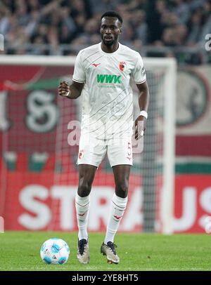 Augsbourg, Allemagne. 29 octobre 2024. Chrislain Matsima d'Augsbourg est vu avec le ballon lors de leur match de football de la DFB German Cup entre le FC Augsburg et le Schalke 04 au WWM Arena Stadion . Crédit : Davide Elias / Alamy Live News Banque D'Images