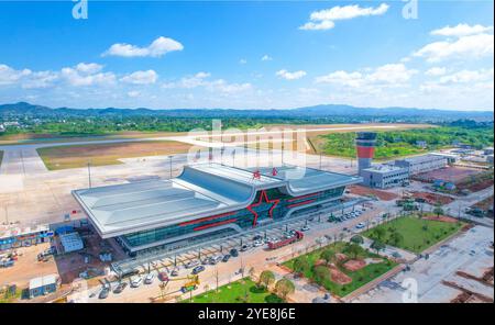 Nanchang, province chinoise du Jiangxi. 23 septembre 2024. Une photo aérienne montre l'aéroport de Ruijin en construction à Ruijin, dans la province du Jiangxi de l'est de la Chine, le 23 septembre 2024. POUR ALLER AVEC 'China Focus : long March Legacy injecte de la vitalité dans la revitalisation de l'ancienne base révolutionnaire de la Chine' crédit : Yang Xin/Xinhua/Alamy Live News Banque D'Images