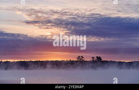 Aube sur Cobbossee Lake, Maine Banque D'Images