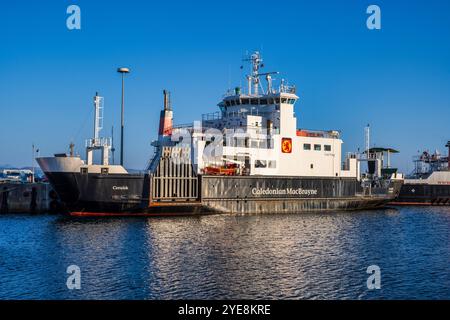 Caledonian MacBrayne ferry MV Coruisk sur le quai au port de Mallaig à l'aube - Mallaig, Lochaber, Highlands écossais, Écosse Banque D'Images