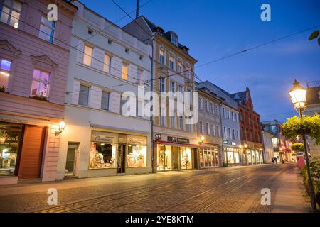 Abend, Einkaufstraße Hauptstraße, Brandenburg, Deutschland *** soir, rue commerçante Hauptstraße, Brandebourg, Allemagne Banque D'Images