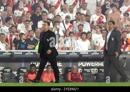 L’entraîneur-chef argentin de River plate, Marcelo Gallardo (G), et son assistant Matias Biscay gestuel lors de la demi-finale du match de deuxième manche de la CONMEBOL Copa Libertadores contre l’Atletico Mineiro du Brésil, au stade El Monumental de Buenos Aires, le 29 octobre 2024. Atletico Mineiro jouera la finale du tournoi à Buenos Aires le 30 novembre. Banque D'Images