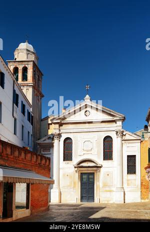 Vue de la façade de l'église San Simeone Profeta, Venise, Italie Banque D'Images