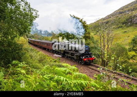 Train à vapeur Jacobite Express sur la West Highland Line voyageant de Fort William vers Mallaig à Lochaber, Highlands écossais, Écosse Banque D'Images