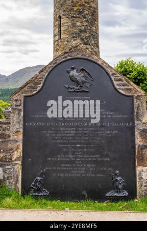 Plaque commémorative au Glenfinnan Monument, commémorant le soulèvement jacobite de 1745, à la tête du Loch Shiel à Lochaber, dans les Highlands écossais, en Écosse Banque D'Images