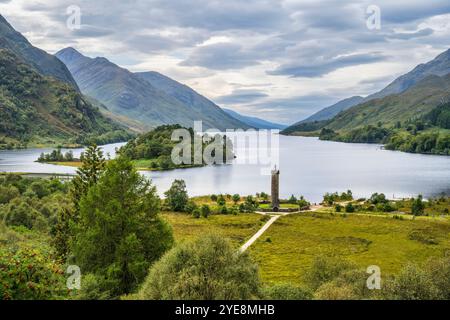 Vue vers le bas sur le monument de Glenfinnan à la tête du Loch Shiel depuis le point de vue de Glenfinnan à Lochaber, Highlands écossais, Écosse Banque D'Images