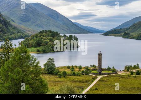 Vue vers le bas sur le monument de Glenfinnan à la tête du Loch Shiel depuis le point de vue de Glenfinnan à Lochaber, Highlands écossais, Écosse Banque D'Images