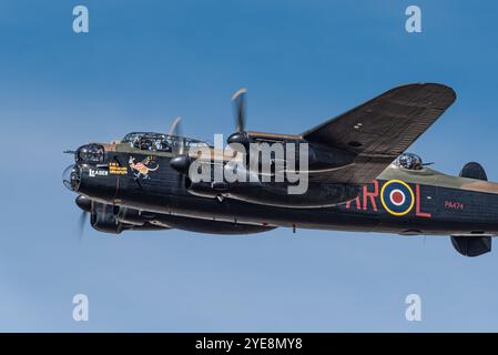 Fairford, Royaume-Uni, 16 juillet 2022 : avion de bombardier Avro Lancaster d'époque de la seconde Guerre mondiale en vol au salon aéronautique Banque D'Images