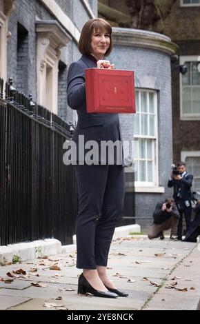 La chancelière de l'Échiquier Rachel Reeves pose pour des photographies alors qu'elle quitte le 11 Downing Street, Londres, avant de remettre son premier budget aux chambres du Parlement. Date de la photo : mercredi 30 octobre 2024. Banque D'Images