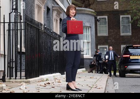 La chancelière de l'Échiquier Rachel Reeves pose pour des photographies alors qu'elle quitte le 11 Downing Street, Londres, avant de remettre son premier budget aux chambres du Parlement. Date de la photo : mercredi 30 octobre 2024. Banque D'Images