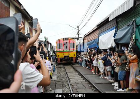 « Marché ferroviaire Thaïlande » les touristes sont ravis de voir le train passer par le marché ferroviaire de Thaïlande Mae klong à Bangkok Banque D'Images