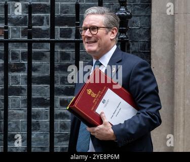 Londres, Royaume-Uni. 30 octobre 2024. Keir Starmer, premier ministre, quitte le numéro 10 de Downing Street pour répondre aux questions du premier ministre avant que Rachel Reeves, chancelière de l’Échiquier, prononce son premier discours sur le budget devant les députés à la Chambre des communes. Credit : Stephen Chung / Alamy Live News Banque D'Images