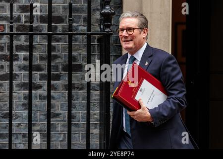 Downing Street, Londres, Royaume-Uni. 30 octobre 2024. Le premier ministre britannique, Keir Starmer, quitte le 10 Downing Street pour assister à la séance de questions du premier ministre (PMQ) à la Chambre des communes. Crédit : Amanda Rose/Alamy Live News Banque D'Images