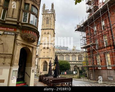 En regardant vers l'église St Stephens à l'intersection de St Stephen's Street et Clare Street. Bristol, Angleterre, Royaume-Uni. 29 octobre 2024. Banque D'Images