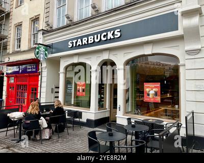 Café Starbucks sur St Augustine's Parade. Bristol, Angleterre, Royaume-Uni. 29 octobre 2024. Banque D'Images