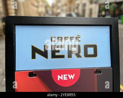 Panneau Caffè Nero sur Corn Street. Bristol, Angleterre, Royaume-Uni. 29 octobre 2024. Banque D'Images