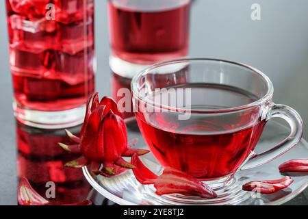 Tasse de thé hibiscus (rosella, karkade) sur table Banque D'Images