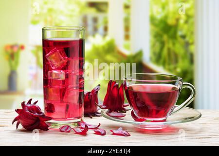 Tasse de thé hibiscus chaud et la même boisson froide Banque D'Images