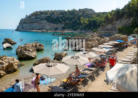 FALIRIKI, GRÈCE - 09 septembre 2024 : les touristes nagent dans la baie Anthony Quinn sur l'île de Rhodos en Grèce. Cette plage est située dans un Banque D'Images