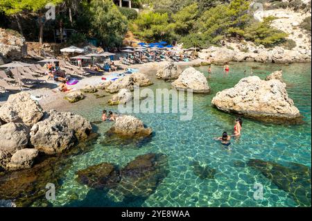 FALIRIKI, GRÈCE - 09 septembre 2024 : les touristes nagent dans la baie Anthony Quinn sur l'île de Rhodos en Grèce. Cette plage est située dans un Banque D'Images