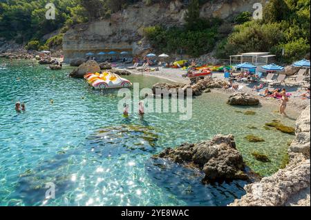 FALIRIKI, GRÈCE - 09 septembre 2024 : les touristes nagent dans la baie Anthony Quinn sur l'île de Rhodos en Grèce. Cette plage est située dans un Banque D'Images