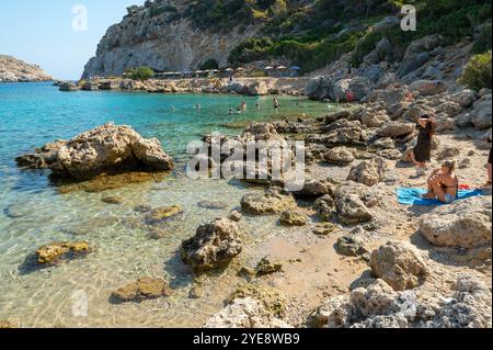 FALIRIKI, GRÈCE - 09 septembre 2024 : les touristes nagent dans la baie Anthony Quinn sur l'île de Rhodos en Grèce. Cette plage est située dans un Banque D'Images