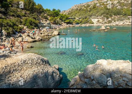 FALIRIKI, GRÈCE - 09 septembre 2024 : les touristes nagent dans la baie Anthony Quinn sur l'île de Rhodos en Grèce. Cette plage est située dans un Banque D'Images