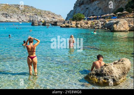 FALIRIKI, GRÈCE - 09 septembre 2024 : les touristes nagent dans la baie Anthony Quinn sur l'île de Rhodos en Grèce. Cette plage est située dans un Banque D'Images