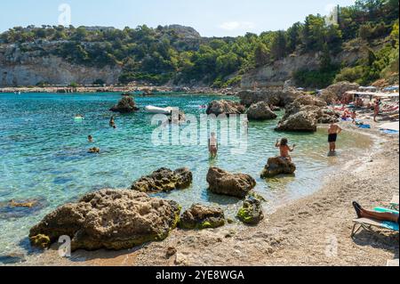 FALIRIKI, GRÈCE - 09 septembre 2024 : les touristes nagent dans la baie Anthony Quinn sur l'île de Rhodos en Grèce. Cette plage est située dans un Banque D'Images