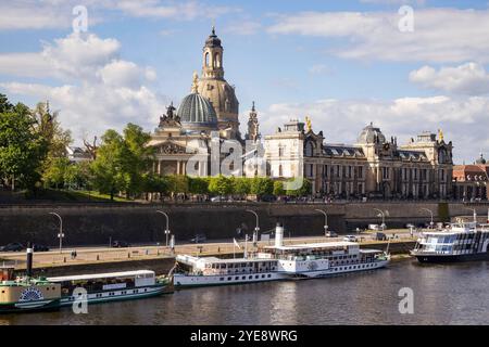 Blick über die Elbe auf das Terrassenufer mit Dampfer-Anlegestellen, sowie der Frauenkirche und der Kunstakademie in Dresde. *** Vue sur l'Elbe jusqu'au Terrassenufer avec mouillages de bateaux à vapeur, ainsi que sur la Frauenkirche et l'Académie des Beaux-Arts de Dresde Banque D'Images