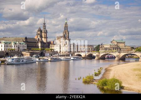 Blick über die Elbe auf das Terrassenufer mit Dampfer-Anlegestellen, sowie der Kunstakademie, Residenzschloß und Hofkirche in Dresde. *** Vue sur l'Elbe jusqu'au Terrassenufer avec mouillages de bateaux à vapeur, ainsi que l'Académie des Beaux-Arts, Residenzschloß et Hofkirche à Dresde Banque D'Images