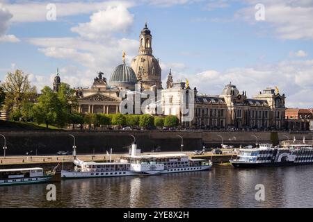 Blick über die Elbe auf das Terrassenufer mit Dampfer-Anlegestellen, sowie der Frauenkirche und der Kunstakademie in Dresde. *** Vue sur l'Elbe jusqu'au Terrassenufer avec mouillages de bateaux à vapeur, ainsi que sur la Frauenkirche et l'Académie des Beaux-Arts de Dresde Banque D'Images