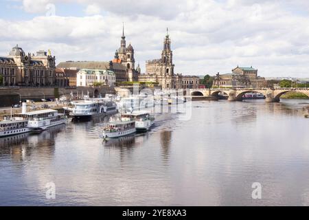 Blick über die Elbe auf das Terrassenufer mit Dampfer-Anlegestellen, sowie der Kunstakademie, Residenzschloß und Hofkirche in Dresde. *** Vue sur l'Elbe jusqu'au Terrassenufer avec mouillages de bateaux à vapeur, ainsi que l'Académie des Beaux-Arts, Residenzschloß et Hofkirche à Dresde Banque D'Images