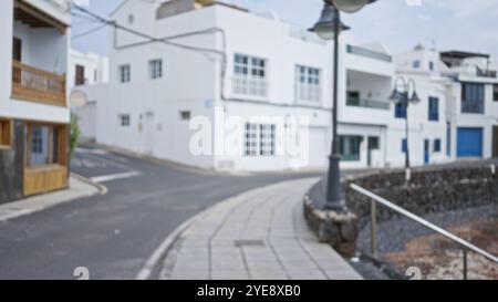 Scène extérieure floue de la rue lanzarote en espagne, mettant en valeur l'effet bokeh avec un arrière-plan défocalisé de l'architecture typique des îles canaries et de la str Banque D'Images