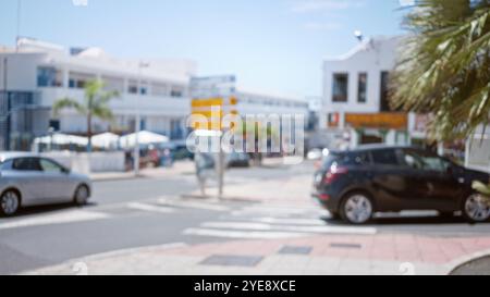 Scène extérieure floue à lanzarote, îles canaries, montrant des voitures défocalisées et la rue avec un fond bokeh Banque D'Images