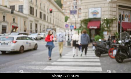 Scène de rue à rome avec des personnages flous traversant une traversée de zèbre la nuit, sous des lumières brillantes, créant un effet bokeh sur fond de salut Banque D'Images