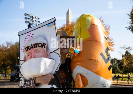 Une personne tient une pancarte avec la photo de Donald Trump avant l'événement de campagne de Kamala Harris sur l'ellipse de la Maison Blanche à Washington, DC, US, mardi 29 octobre, 2024. dans la dernière semaine précédant le jour des élections, Harris a prononcé son «argument de clôture», un discours dans lequel elle a exposé son plan pour l’Amérique et exhorté les électeurs à «tourner la page» sur le candidat républicain à la présidence, l’ancien président américain Donald Trump. Banque D'Images